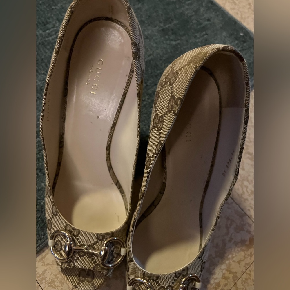 Size 40 Gucci wedge platform, authentic very sturdy and comfortable